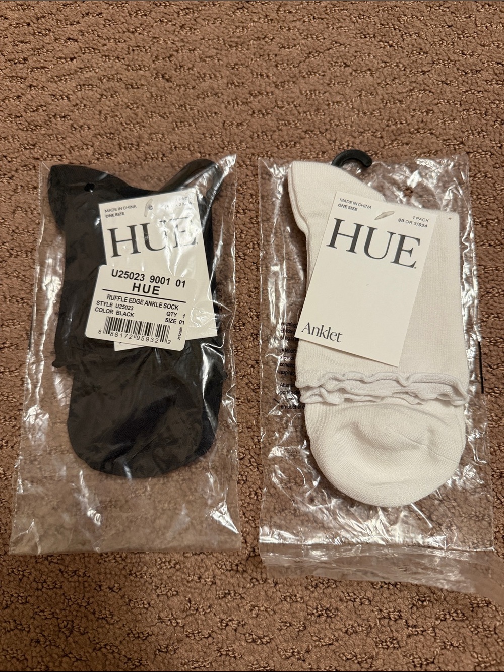 NWT Hue ruffle edge ankle socks